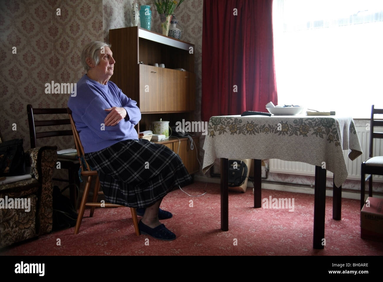 Rentner sucht in ihrem neuen Zuhause Stockfoto