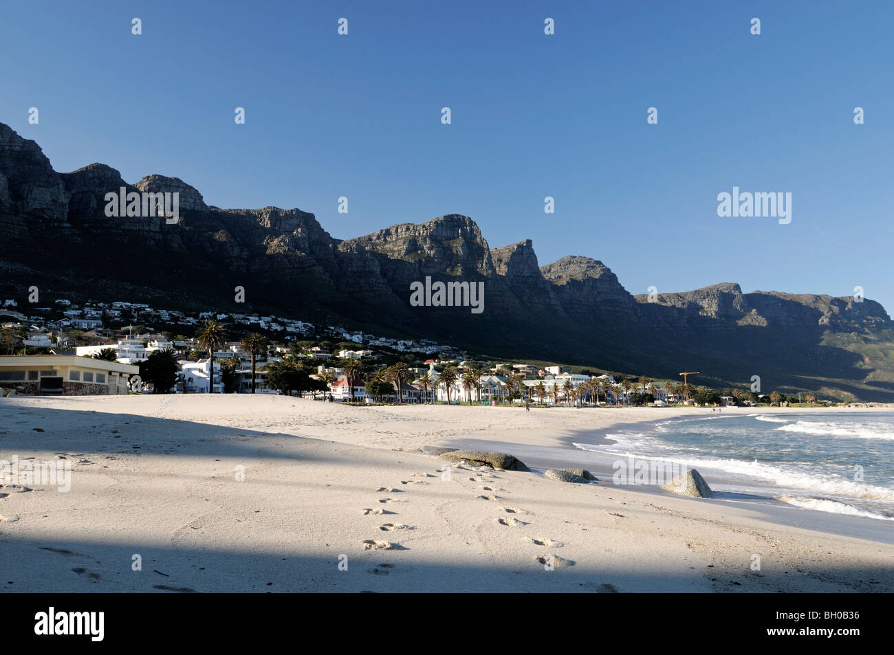 Silhouette der Tafelberg Camps Bay im morgendlichen Sonnenlicht entnommen Stockfoto