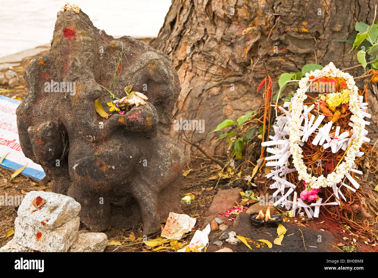 Eine Ganesha Statue steht unter einem Baum an einem Pooja (Ritualgebet) Standort an der Ekambereshwara-Tempel in Kanchipuram, Indien. Stockfoto