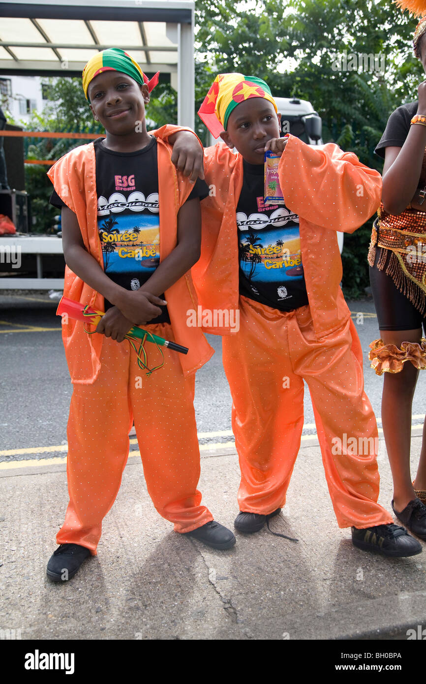 Zwei jungen in Orange Anzug Karnevalskostüme. Notting Hill Carnival.  Notting Hill. London. England. UK Stockfotografie - Alamy