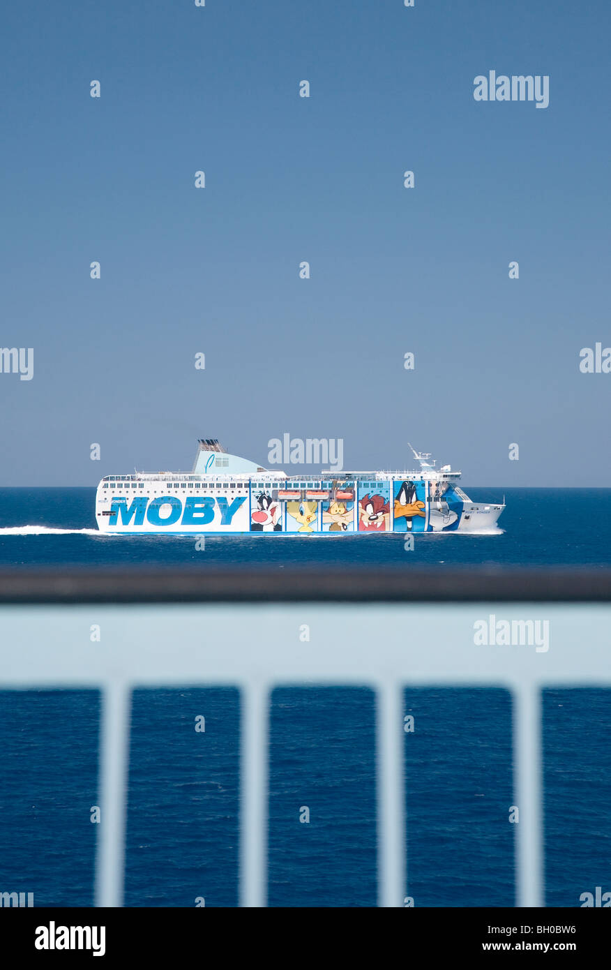 Die Moby Line Fähre am Mittelmeer. Stockfoto