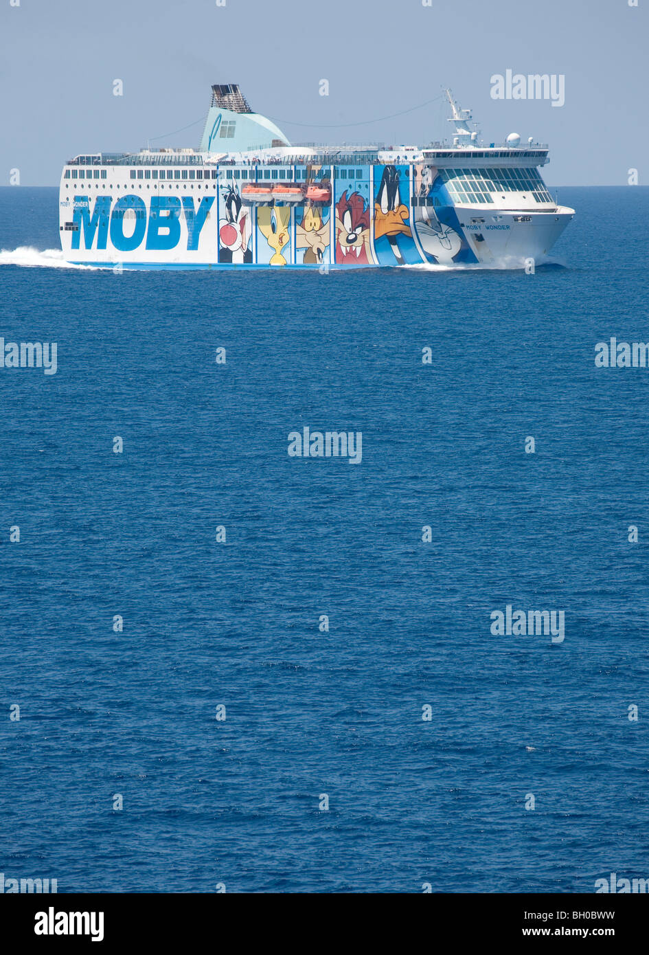 Die Moby Line Fähre am Mittelmeer. Stockfoto