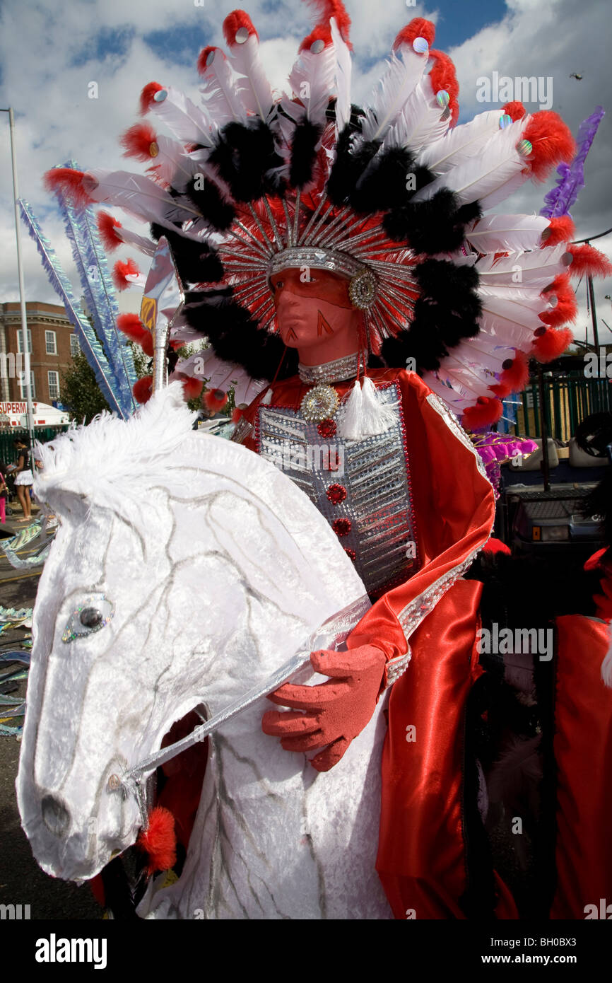 Karneval-Schwimmer. Modell der Native American Indian Chief. Notting Hill Carnival, Notting Hill. London. England. VEREINIGTES KÖNIGREICH. Stockfoto