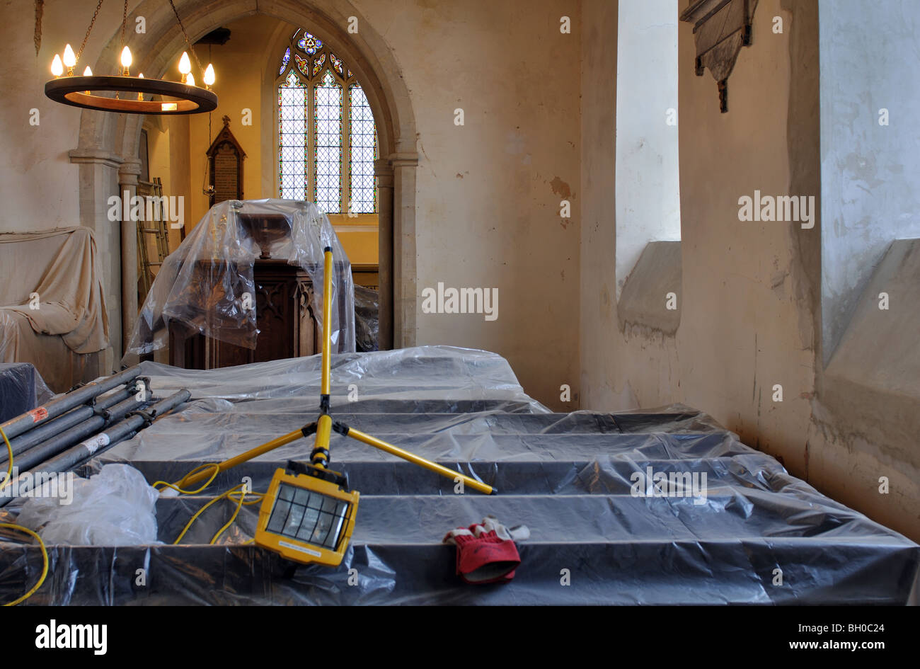 St. Marien Kirche innen während der Restaurierung, Ardley, Oxfordshire, England, UK Stockfoto