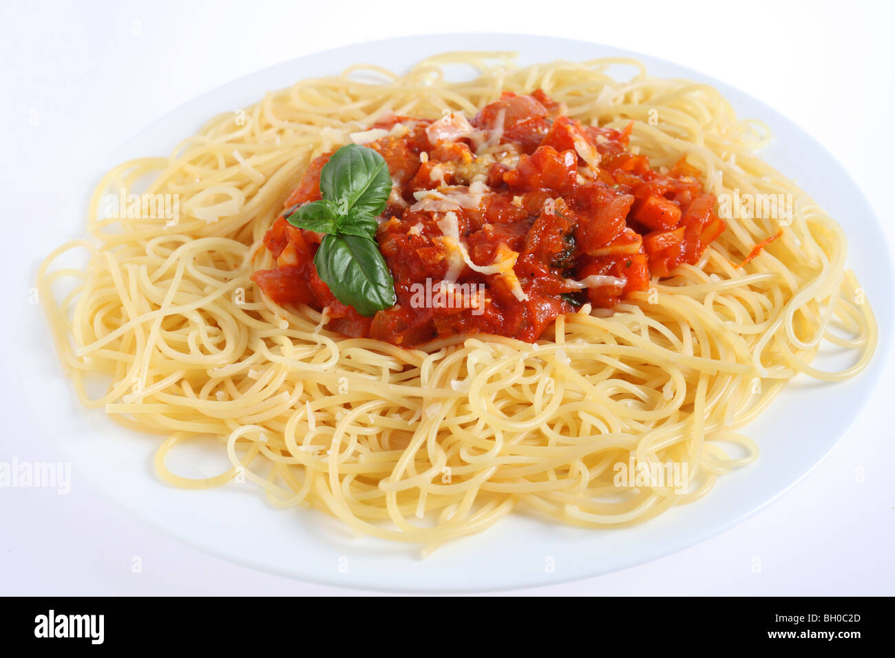 Vertikale Regelklappe aus Spaghetti al Pomodoro - Spaghetti mit Tomaten und Gemüse-Sauce, garniert mit geriebenem Parmesan- Stockfoto