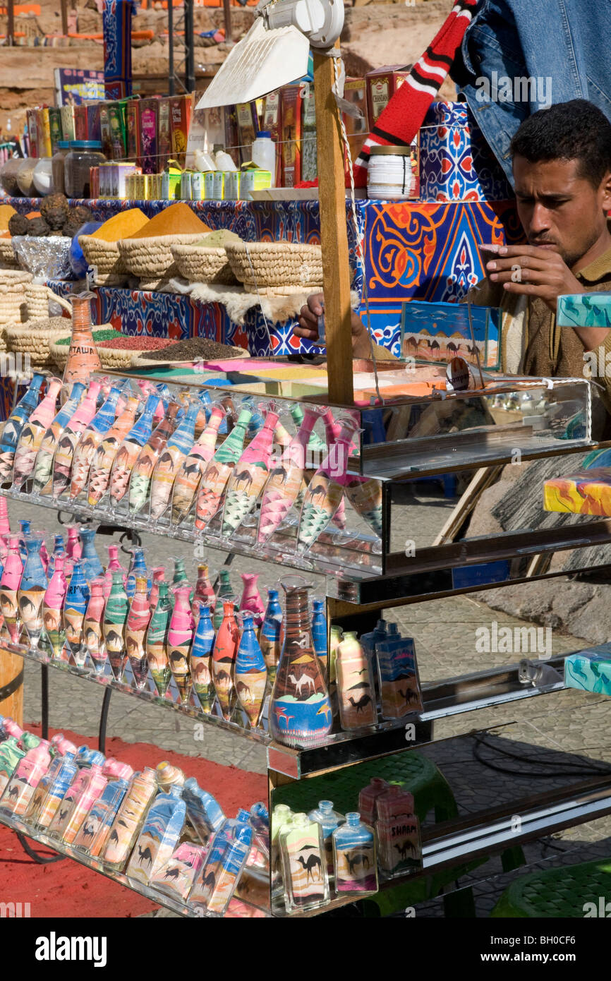 Lokale Mann. Markt-Stall-Händler. Souvenir shop Display. Sharm El Sheikh-Markt. Ägypten. Afrika. Stockfoto