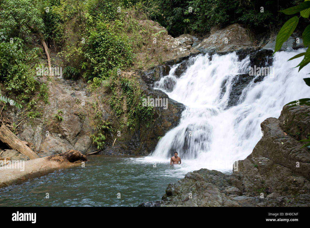 Junger Mann von Wasserfall baden. Embera Indianer Dorf. Chagres Nationalpark. Panama. Zentralamerika Stockfoto