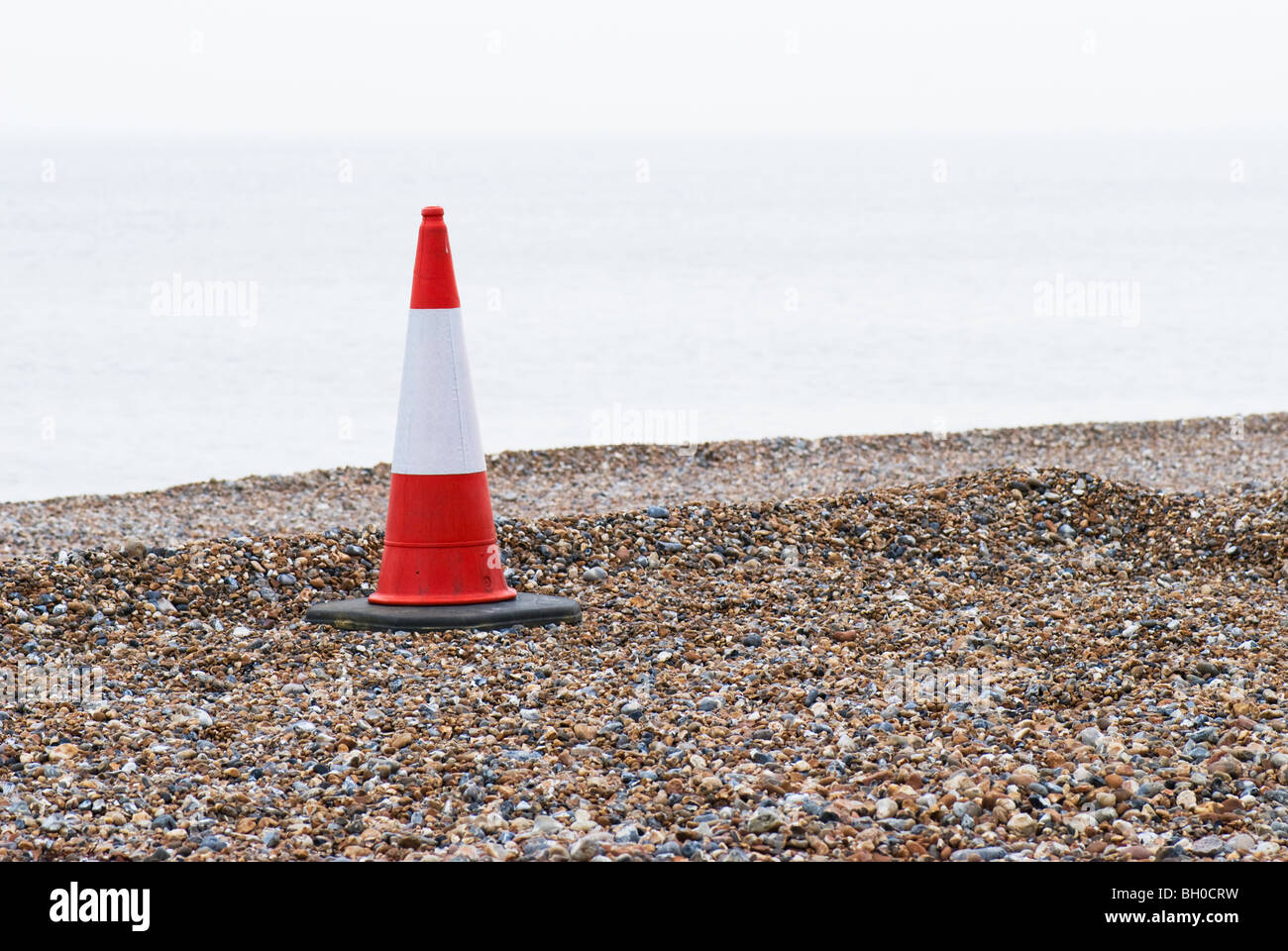 Verkehr Kegel am Strand Stockfoto