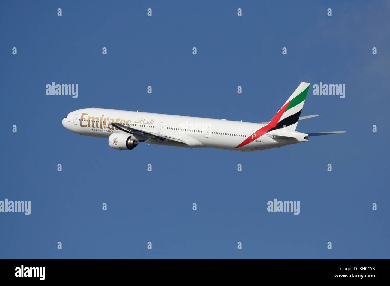 Emirates Boeing 777-300Langstreckenpassagieren Flugzeug im Flug vor blauem Himmel Stockfoto