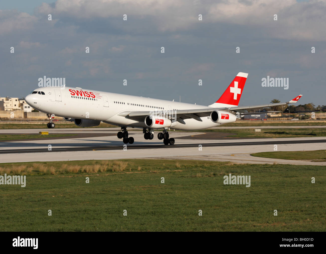 Swiss International Air Lines Airbus A340-300 Langstreckenflugzeug, das von der Start- und Landebahn startet Stockfoto