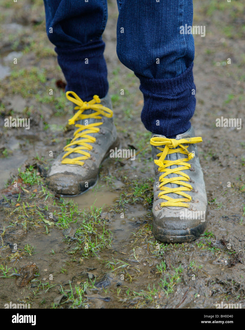 Wanderstiefel im Schlamm. Stockfoto