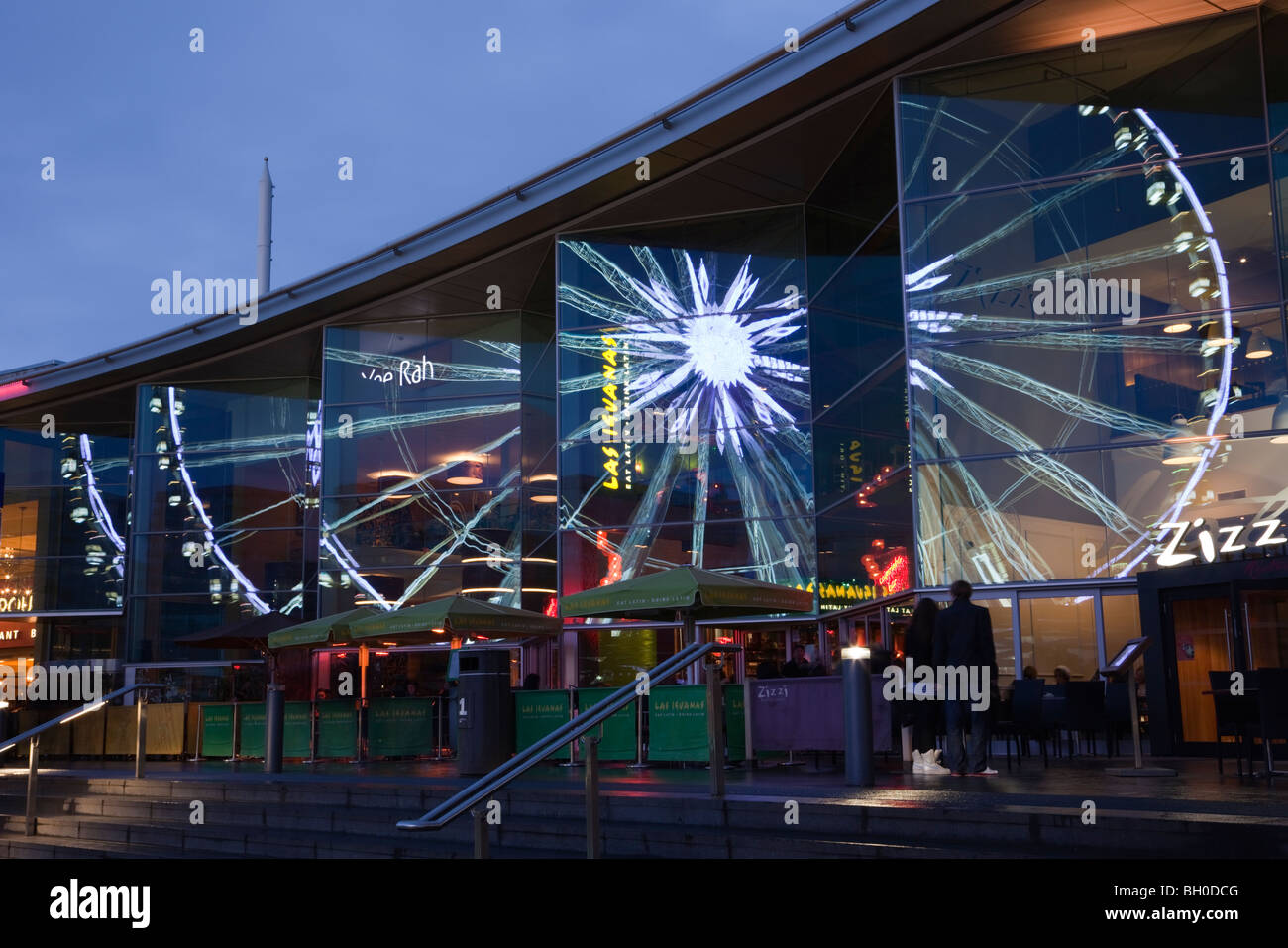 Liverpool, Merseyside, England, Vereinigtes Königreich, Europa. Liverpool ein Rad im Einkaufszentrum Windows spiegelt sich in der Nacht Stockfoto