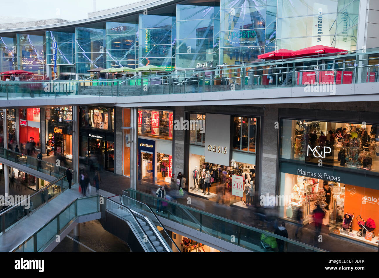 Liverpool, Merseyside, England, Vereinigtes Königreich, Europa. Geschäfte und Cafés in Liverpool One Einkaufszentrum Stockfoto