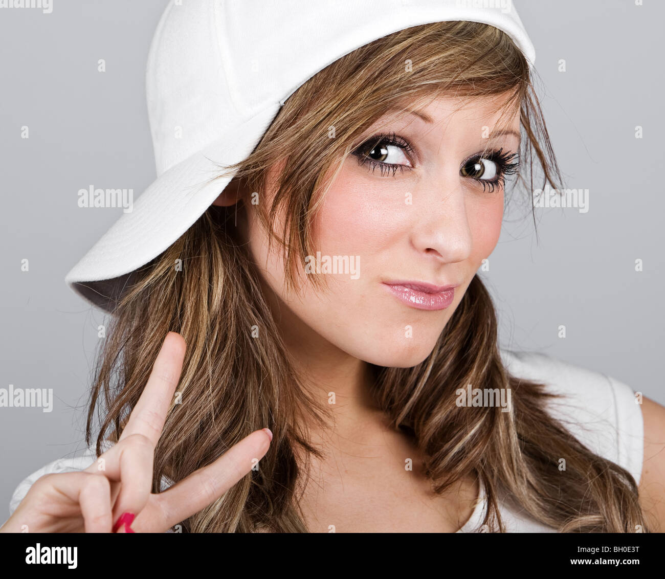 Close Up Shot von einem schönen Teenager-Mädchen in eine weiße Baseball-Kappe Stockfoto