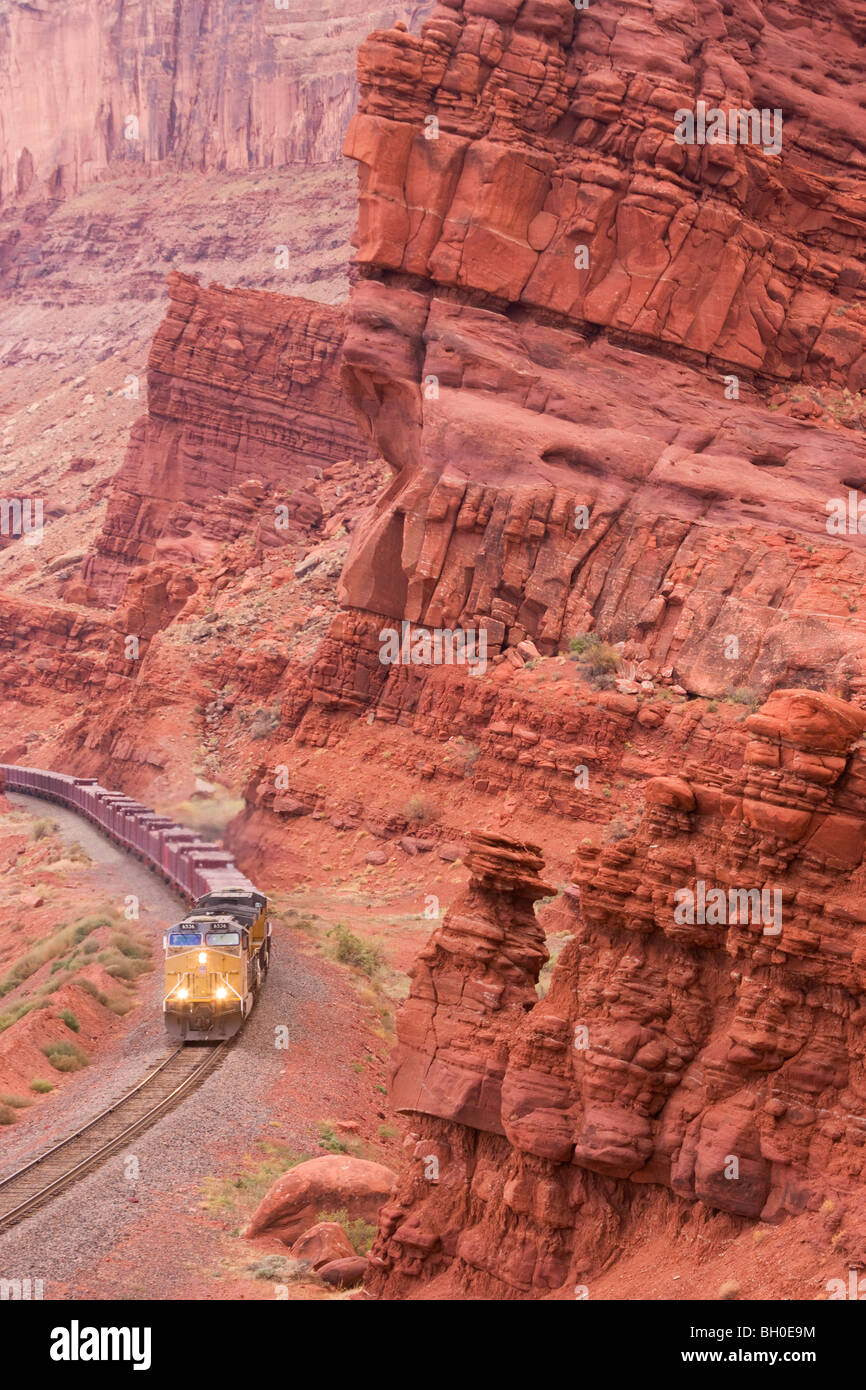 Es fährt ein Zug schleppen Uran Tailings im Rahmen des Projekts UMTRA Moab, Utah. Stockfoto