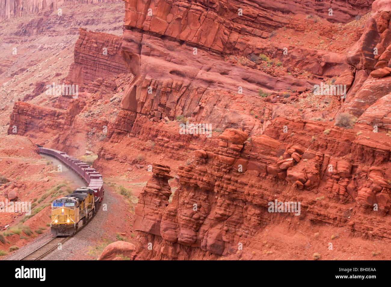 Es fährt ein Zug schleppen Uran Tailings im Rahmen des Projekts UMTRA Moab, Utah. Stockfoto