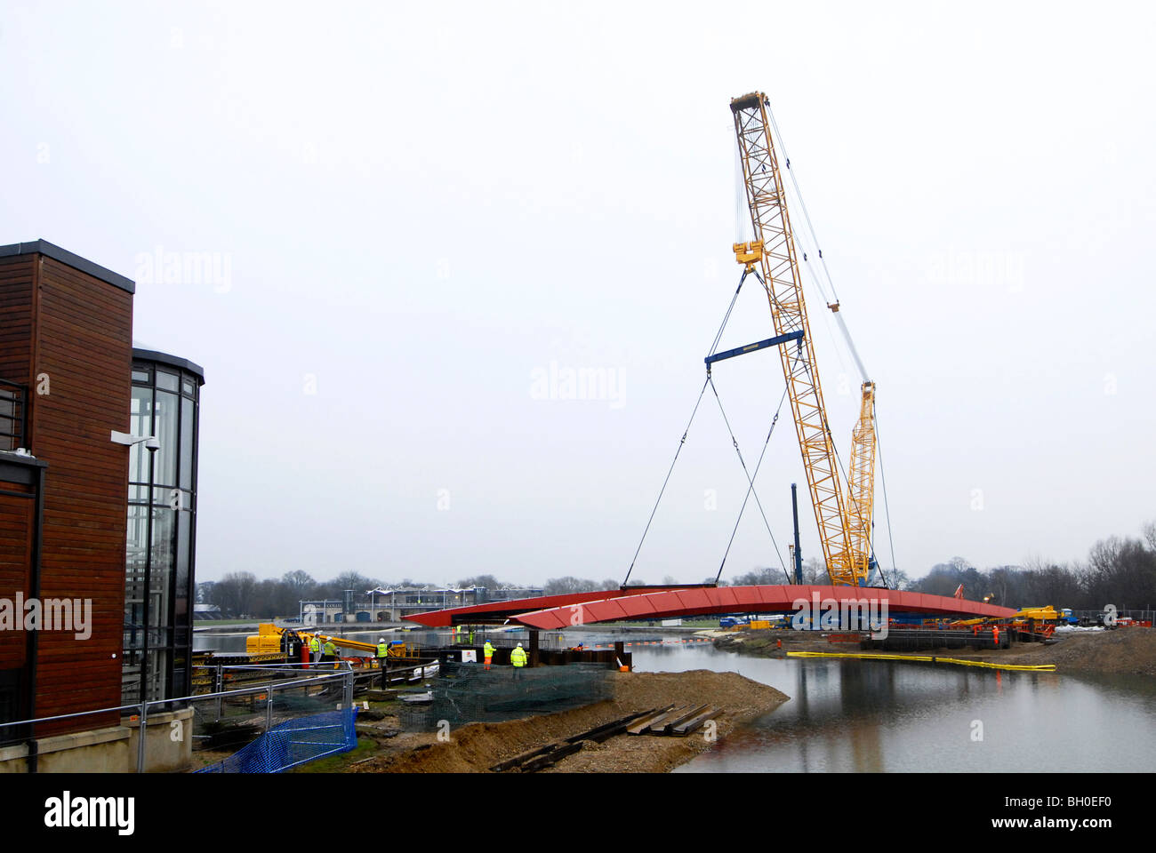 Brückenneubau 280 Tonnen reckte in Position am Eton College Dorney Lake Rowing Centre bereit für 2012 Olympischen und Paralympischen Spiele Stockfoto