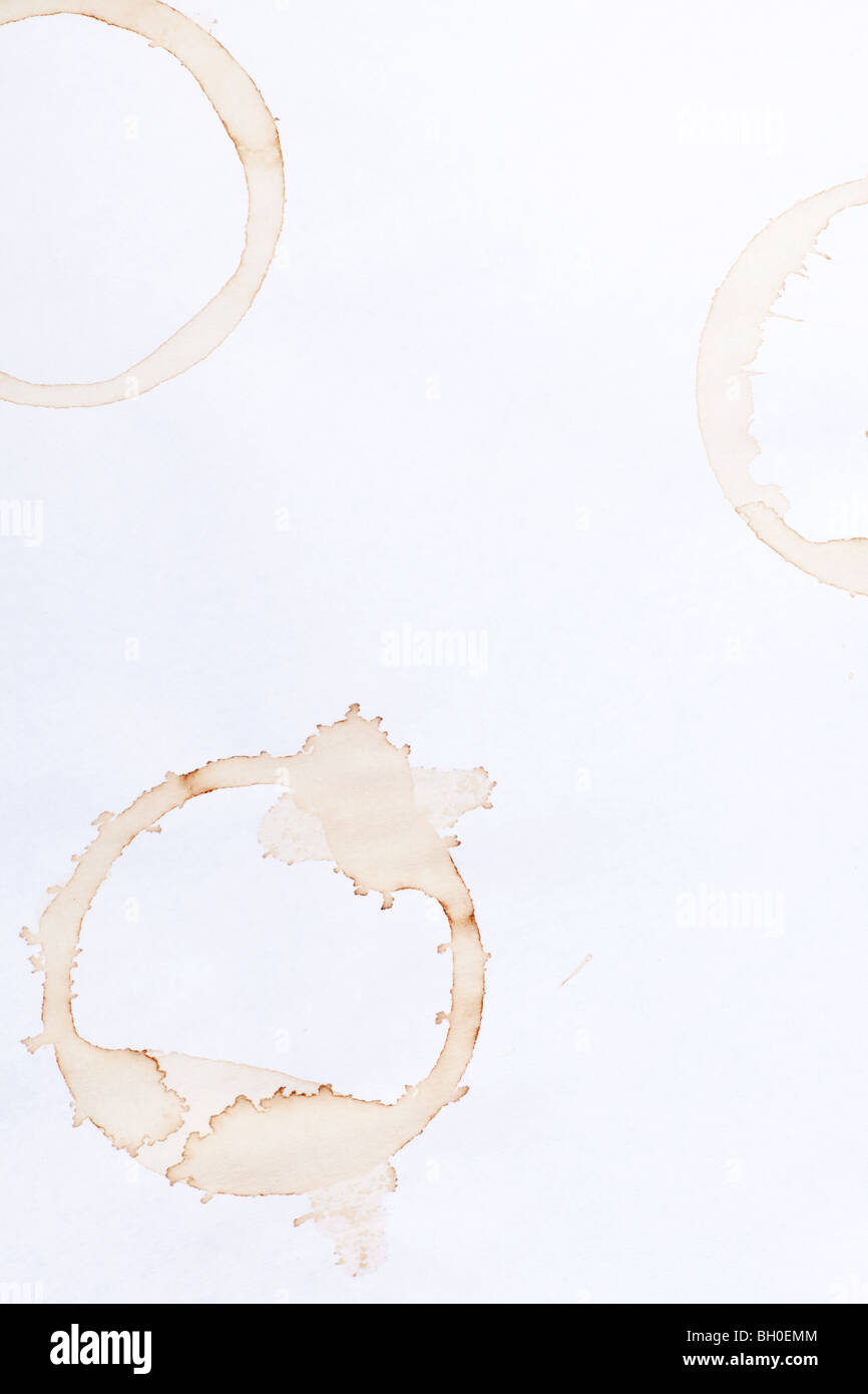 Kaffee-Ring Flecken auf weißem Papierhintergrund Stockfoto