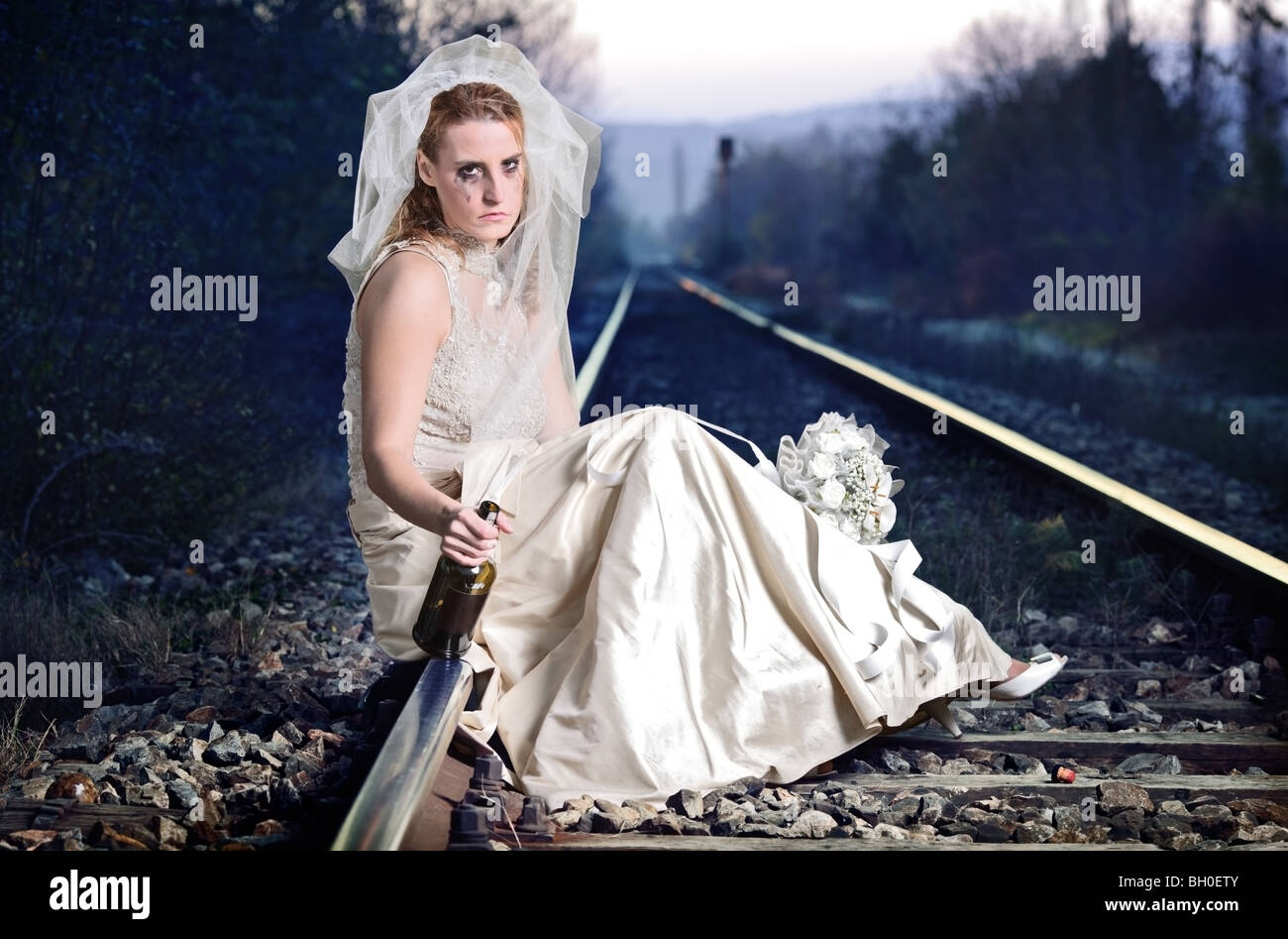 Enttäuscht Braut auf eine Eisenbahn Stockfoto