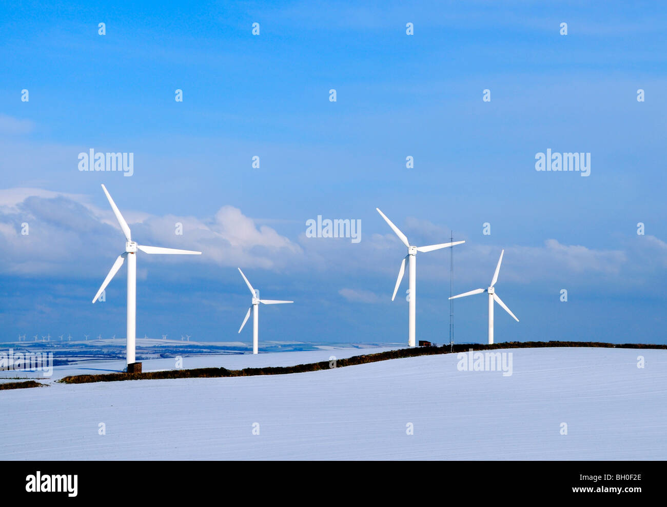 Windkraftanlagen in einem Winter Landschaft, Cornwall, uk Stockfoto