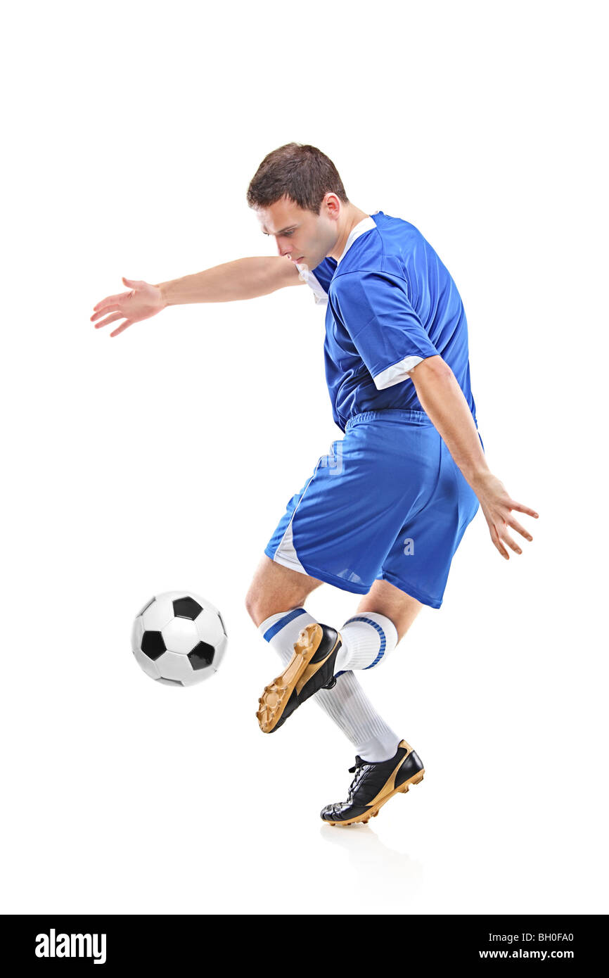 Junge Fußballer mit einem Ball vor weißem Hintergrund Stockfoto