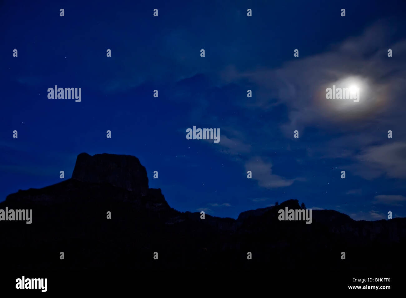 Sterne in der Nacht mit Skyline und Mond hinter Wolken in Big Bend Nationalpark. Texas-USA Stockfoto