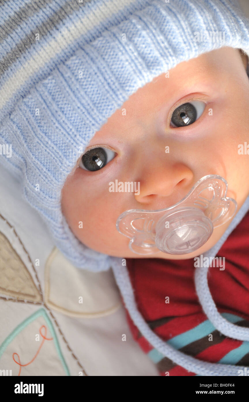 Baby mit einem dummy Stockfoto