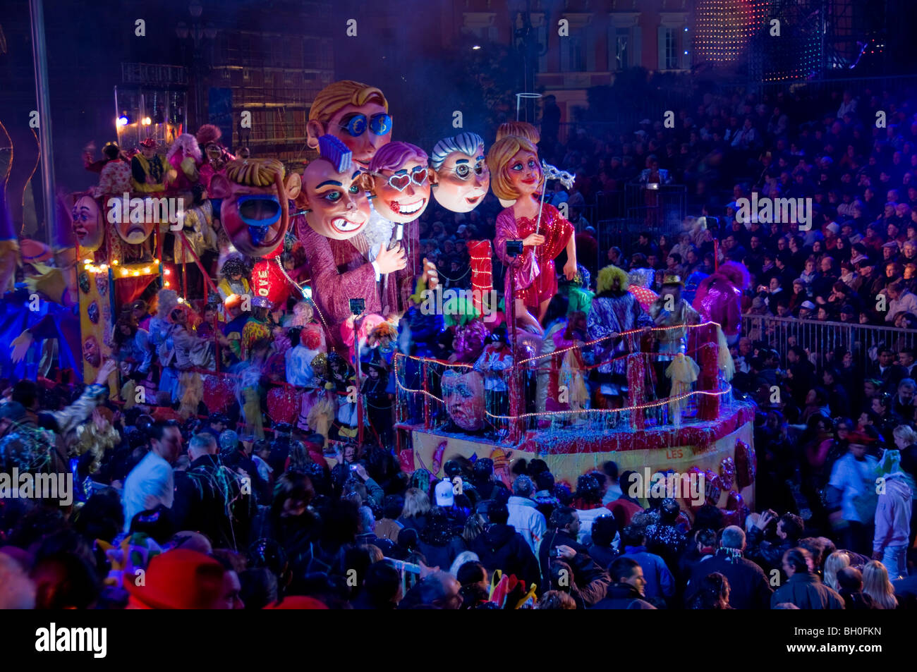 Nizza, Frankreich, Öffentliche Veranstaltungen, Karnevalsparade, Große Menschenmengen, abends feiern, schöne Karnevalsflotte auf Straßenparade, verschiedene Kulturen feiern Stockfoto
