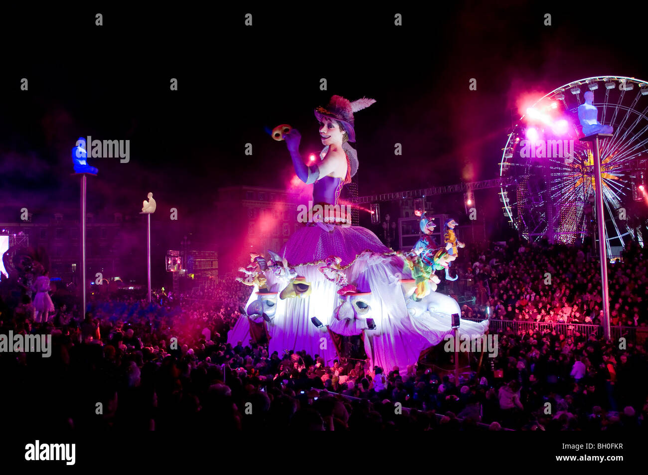 Nizza, Frankreich, Öffentliche Veranstaltungen, Karnevalsparade, nächtliche Feiern, Schönes Karnevalsschwimmfest Stockfoto