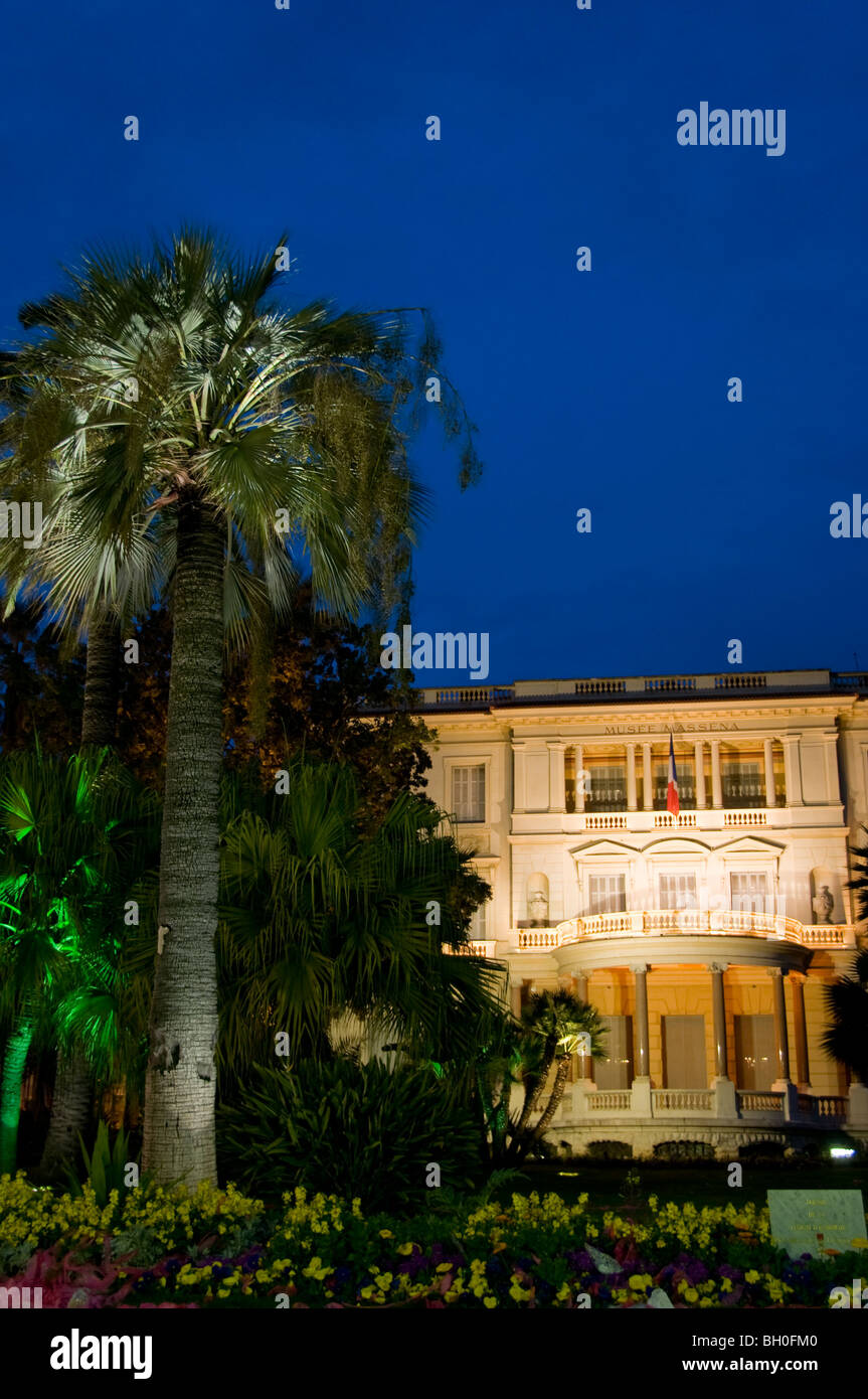 Nizza, Frankreich, Stadtmuseum, Außenansicht des Musée Masséna, Garten, beleuchtet mit Palmen, hinterer Gartenbeleuchtung bei Nacht Stockfoto