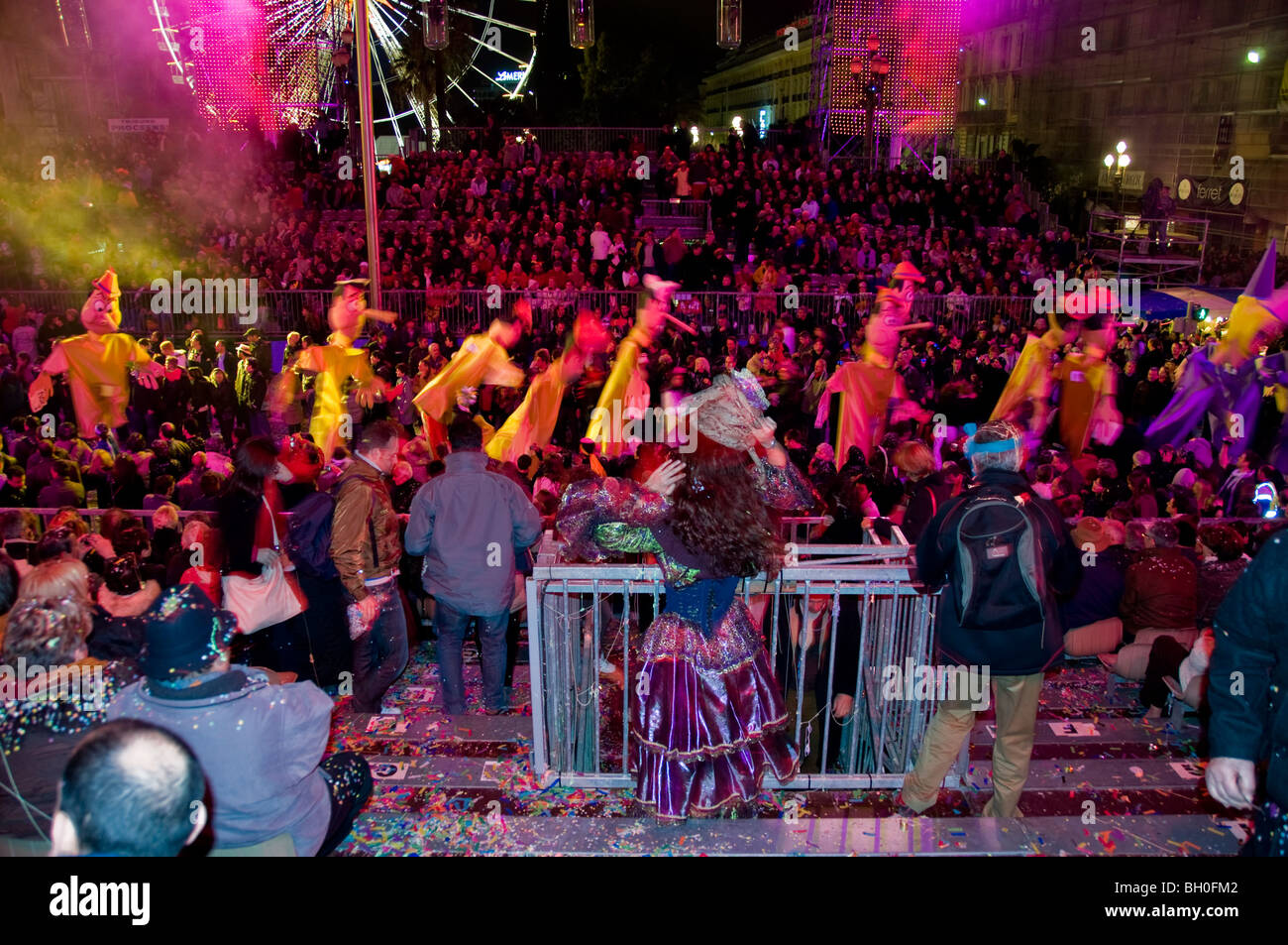 Nizza, Frankreich, öffentliche Veranstaltungen, Karnevalsumzug, Menschen feiern in der Nacht, schwimmt Stockfoto