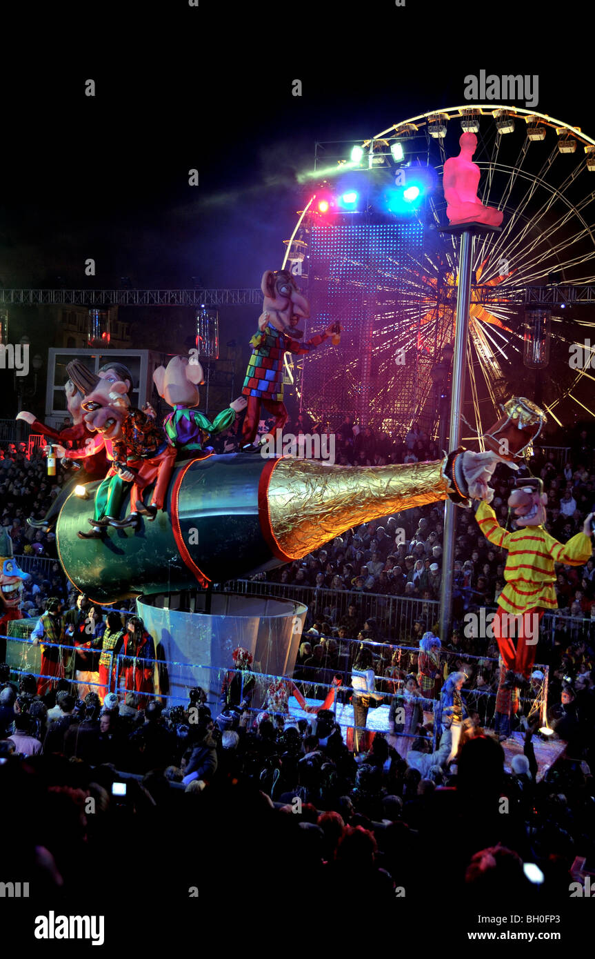 Nizza, Frankreich, Öffentliche Veranstaltungen, Karnevalsparade, Menschenmengen feiern in der Nacht, schöner Karnevalswagen in der Nacht auf der Straße Stockfoto