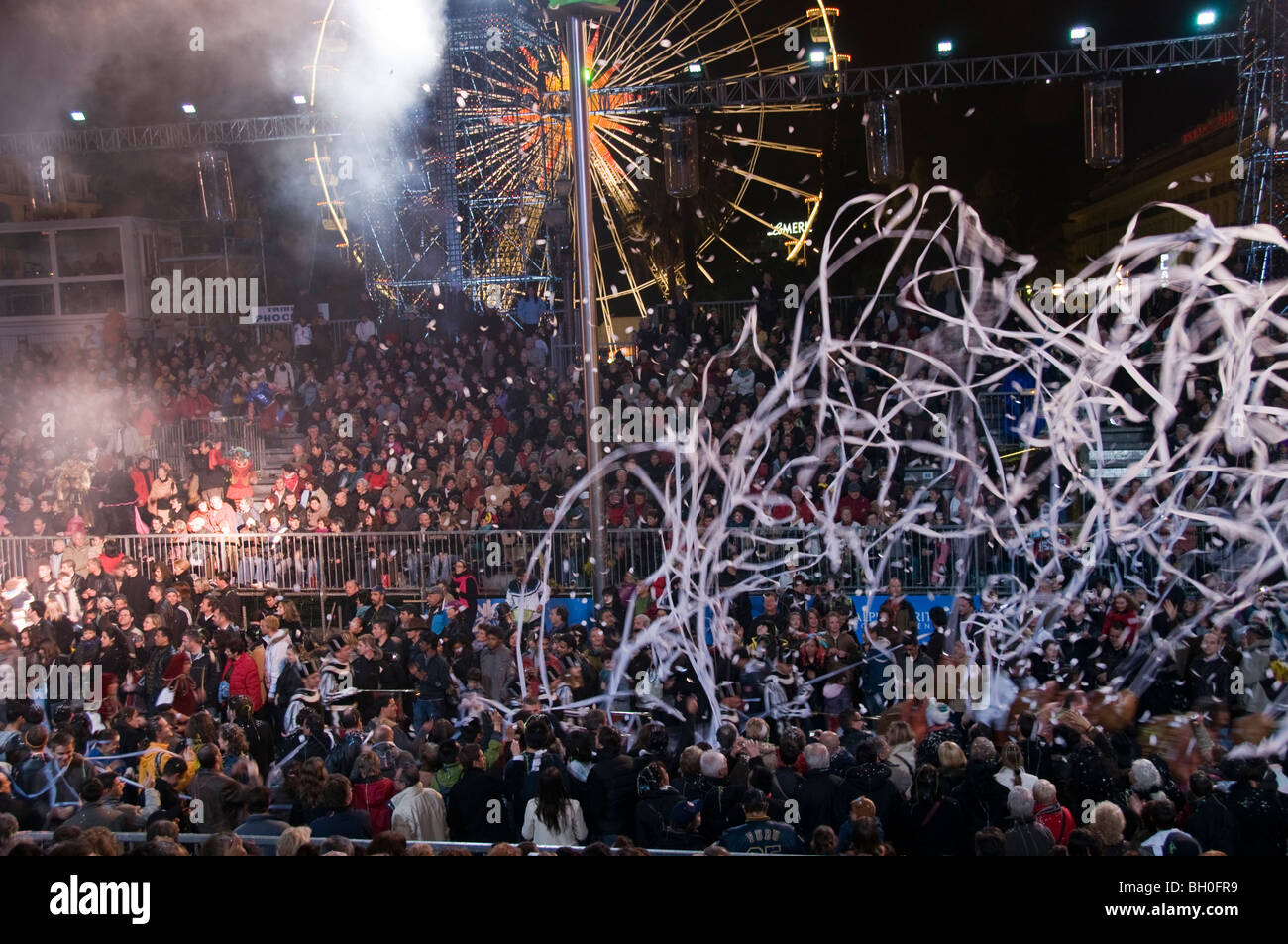 Nizza, Frankreich, öffentliche Veranstaltungen, Karnevalsparade, Menschenmassen bei Nacht, auf der Straße, Partyleute verschiedener Kulturen Stockfoto