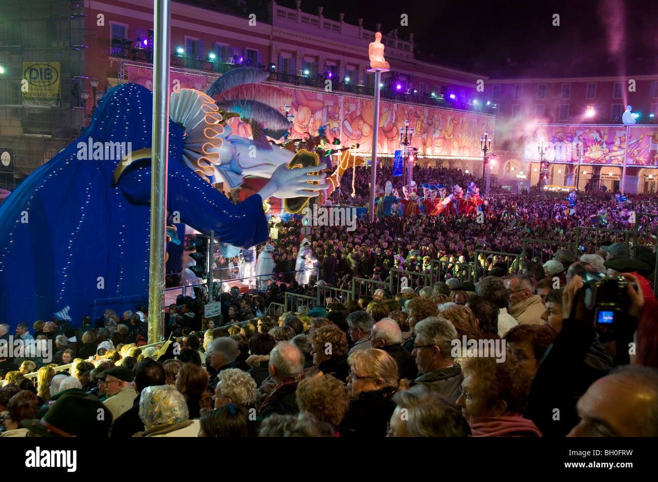 Nizza, Frankreich, Öffentliche Veranstaltungen, Parade zum Karneval von Nizza, große Menschenmenge, die in der Nacht feiert Stockfoto