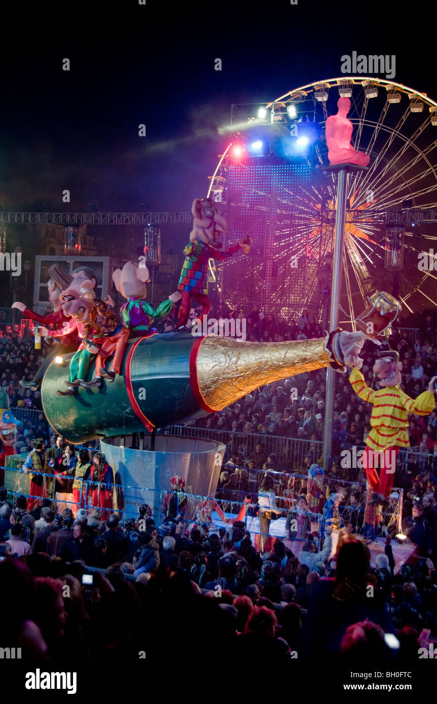 Nizza, Frankreich, Öffentliche Veranstaltungen, Karnevalsparade, Große Menschenmengen, wir feiern nachts, schöne Karnevalsflotte auf der Straße, Champagner Stockfoto