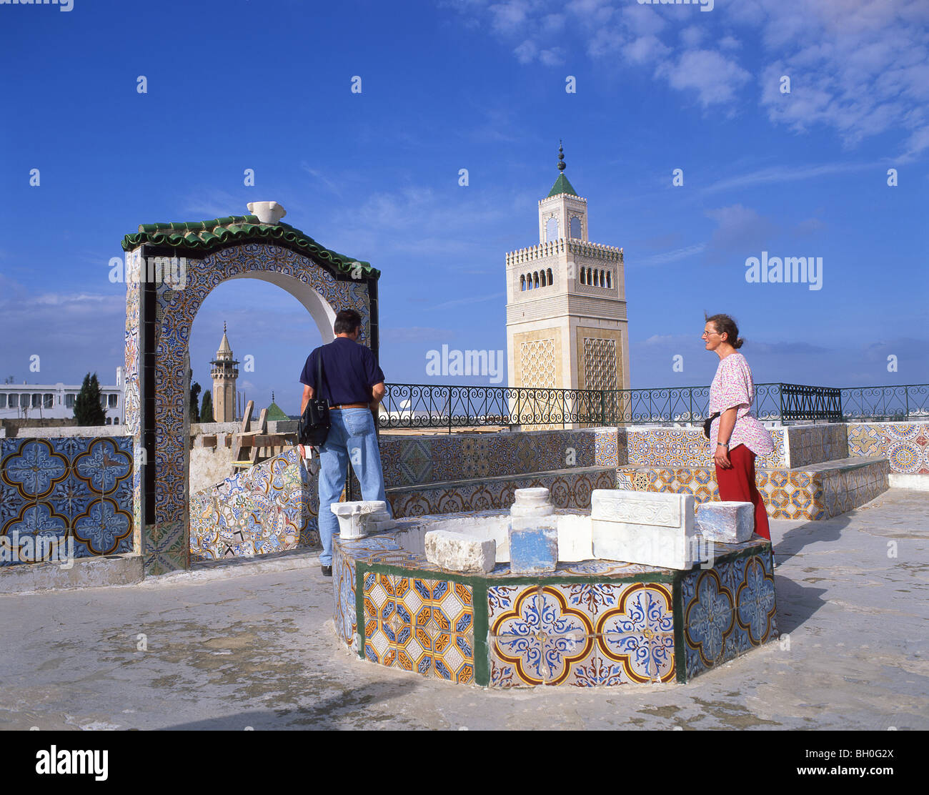 Große Moschee und die Terrasse des Palais d' Orient, Tunis, Tunis Governorate, Tunesien Stockfoto