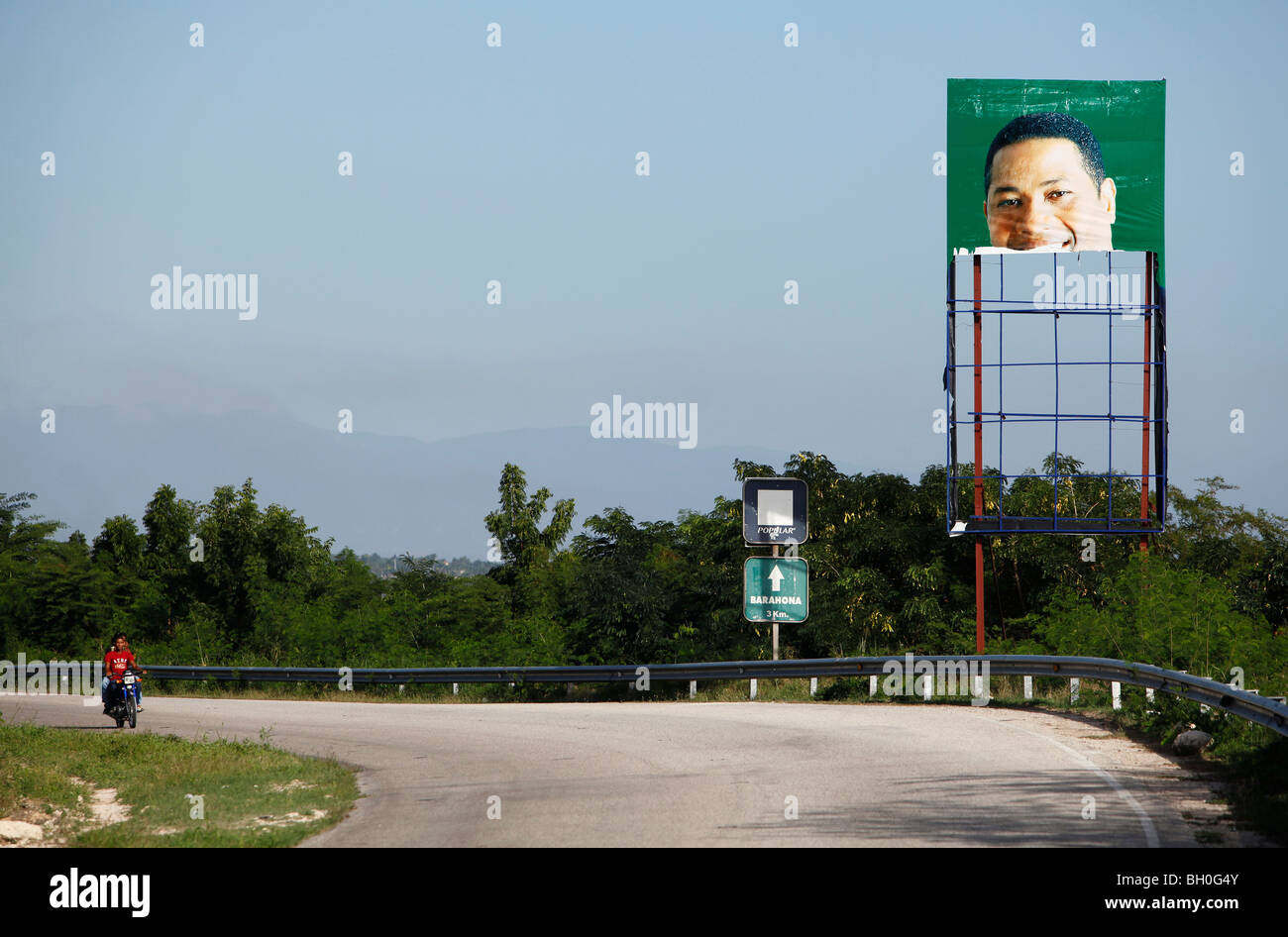 Politische Werbung Plakatwand fehlen einige Panels Fahrbahn außerhalb Barahona, Dominikanische Republik Stockfoto