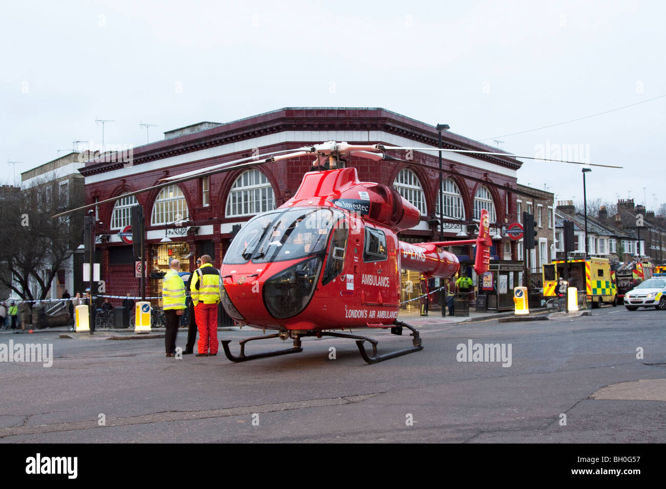 London Luft-Krankenwagen - Hubschrauber Rettungsdienst (HEMS) - u-Bahnstation Tufnell Park - London Stockfoto