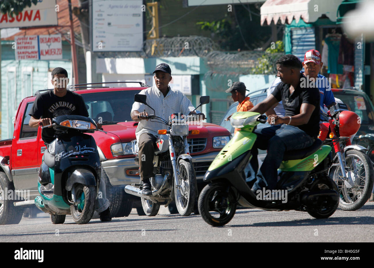 Belebte Straße, Motorrad-Taxis oder Bonita, Barahona, Dominikanische Republik Stockfoto