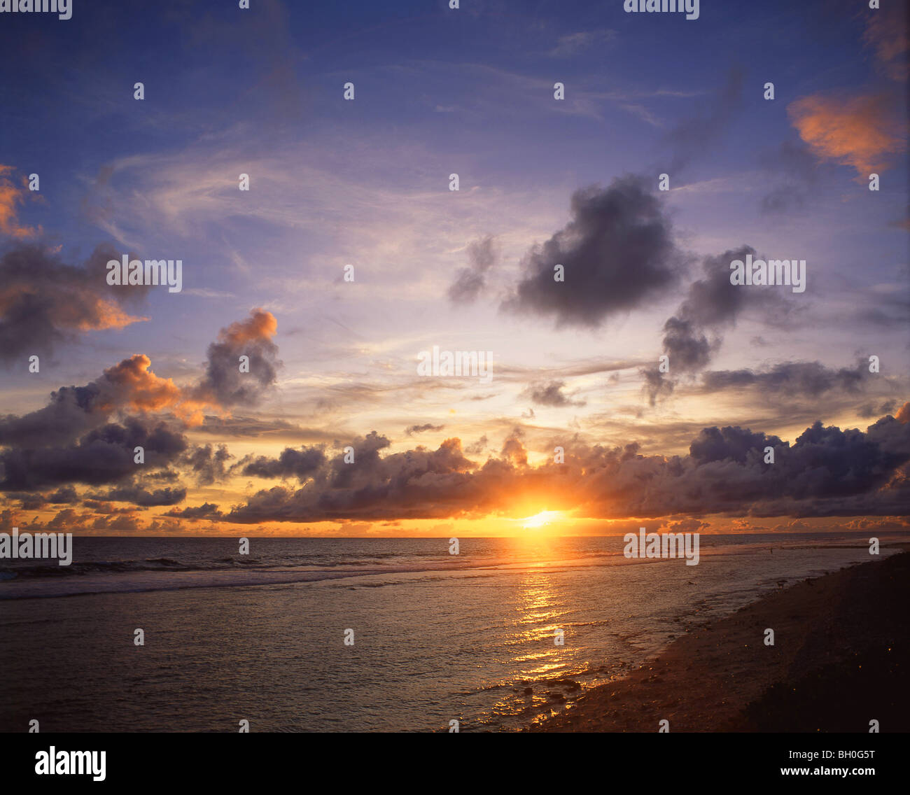 Tropischer Strand Sonnenuntergang, Muri Strand Lagune, Rarotonga, Cook-Inseln Stockfoto