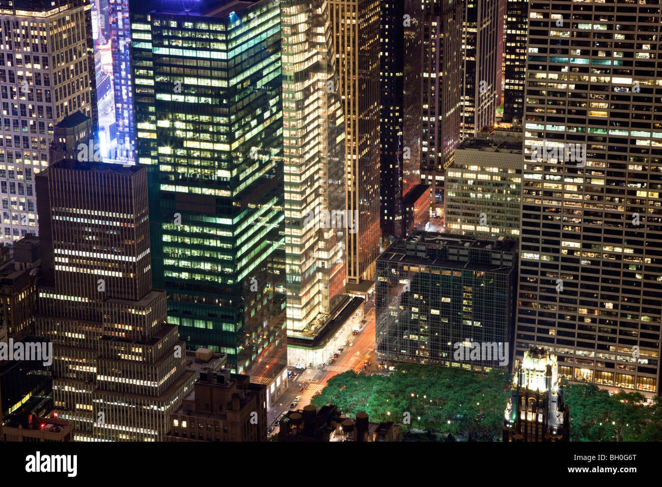Blick vom Empire State Building Nahaufnahme von Wolkenkratzern der Avenue of the Americas, Bryant Park und Times Square in der Nacht. Stockfoto