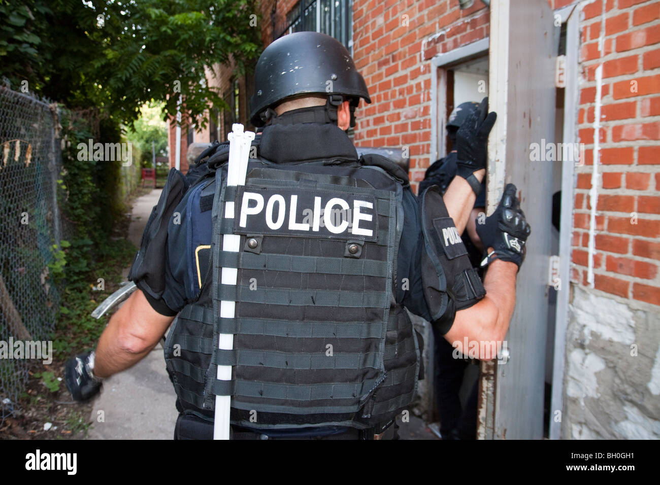 Polizei taktische Team immer bereit ins Wohnhaus um einen risikoreichen Droge verwandte Durchsuchungsbefehl dienen. Stockfoto
