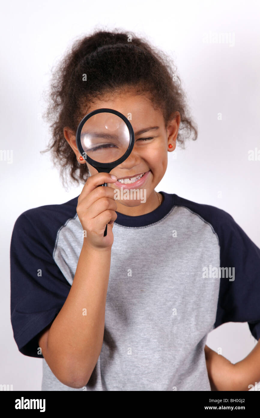 Afroamerikanische Mädchen Blick durch eine Lupe Stockfoto