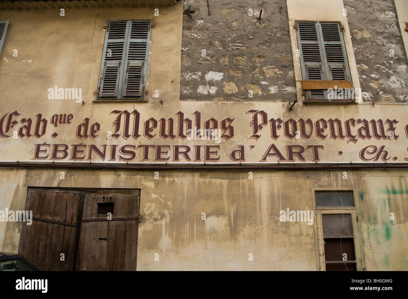 Nizza, Frankreich, Detail, Nahaufnahme, alte gemalte Wand, verlassenes Gebäude, Fassade, Schild vor dem Laden, französisches Vintage-Schild, schöne vieille Ville Stockfoto