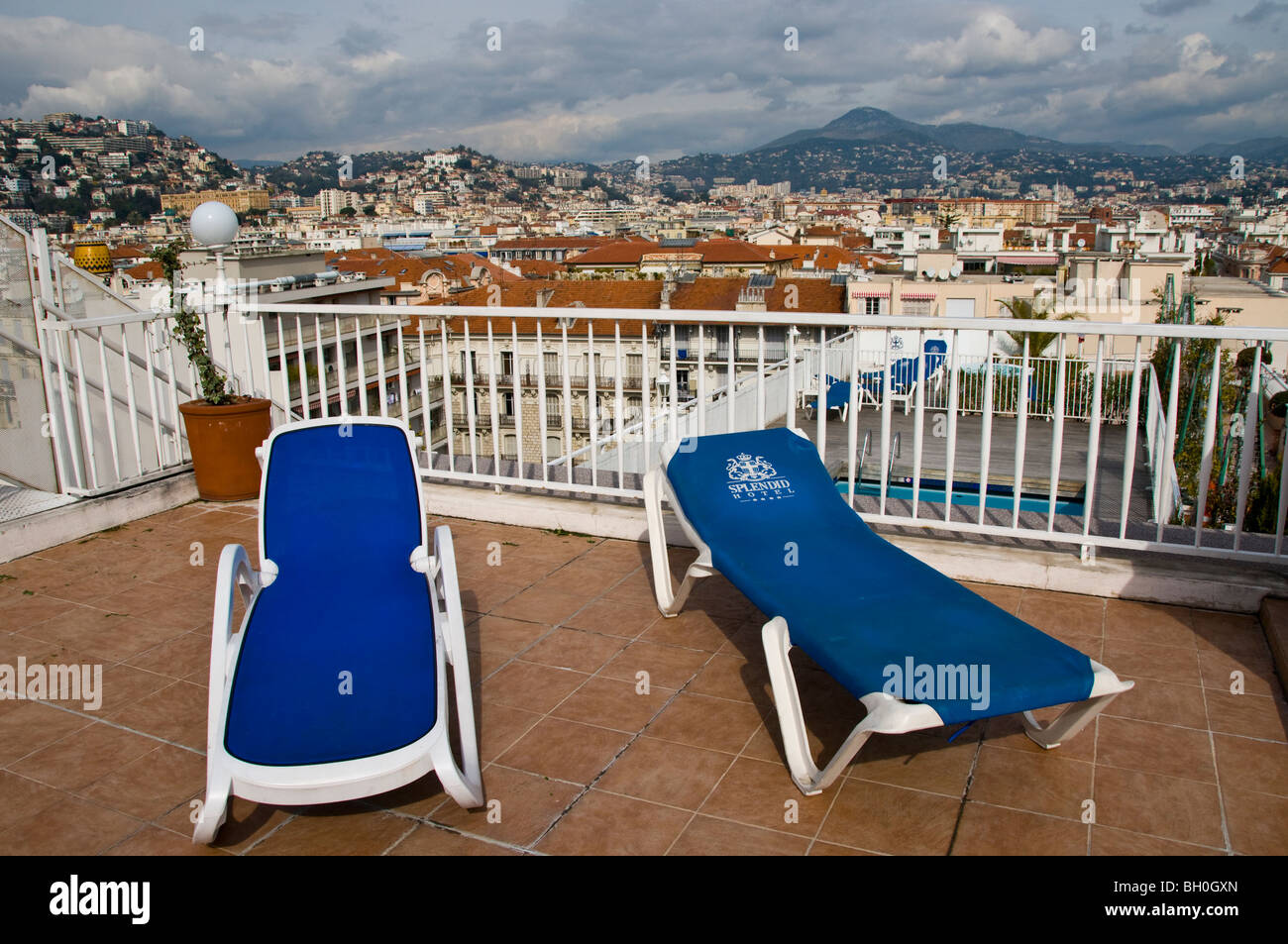 Nizza, Frankreich, Szene, Touristenhotel, 'Splendid Hotel', Dachterrasse und Pool leeren Liegestühle mit Stadtbild Stockfoto