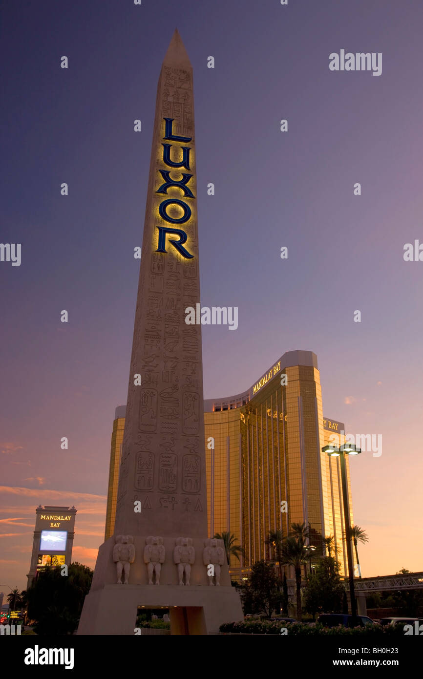 Luxor und Mandalay Bay Hotel und Casino, Las Vegas, Nevada. Stockfoto