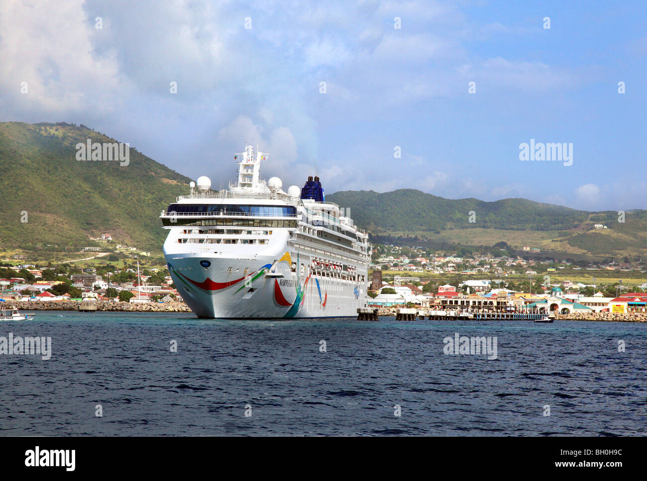 Kreuzfahrtschiff "Norwegian Dawn" im Hafen von St. Kitts in der Karibik Stockfoto