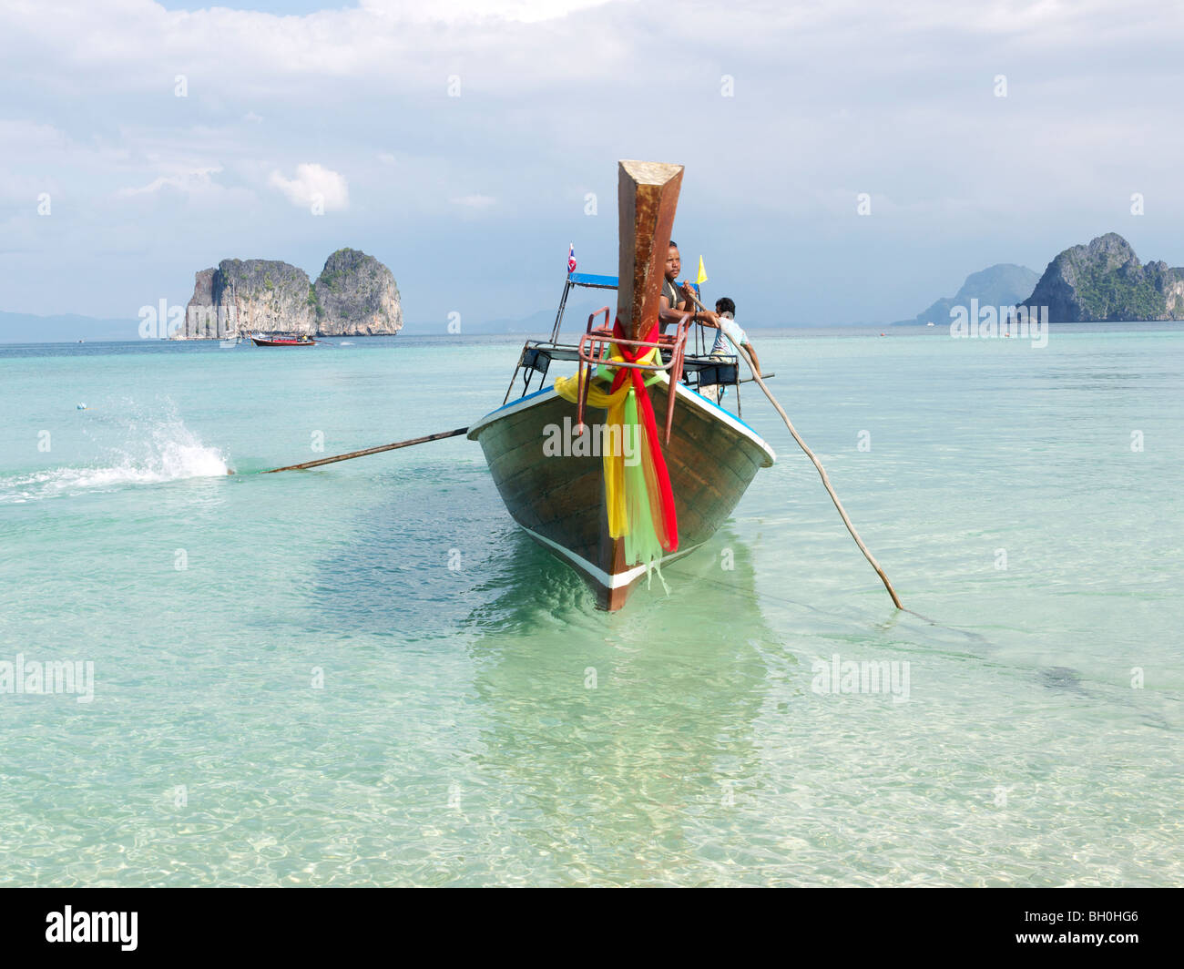 Longtail-Boot auf der Insel von Ko Hai, Süd-Thailand-Andamanensee Stockfoto