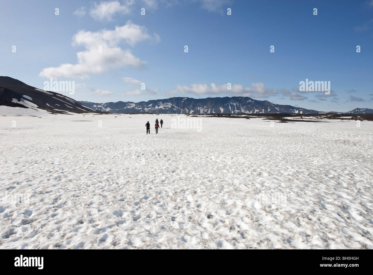 Touristen gehen in Schnee in Askja, Hochland von Island Stockfoto