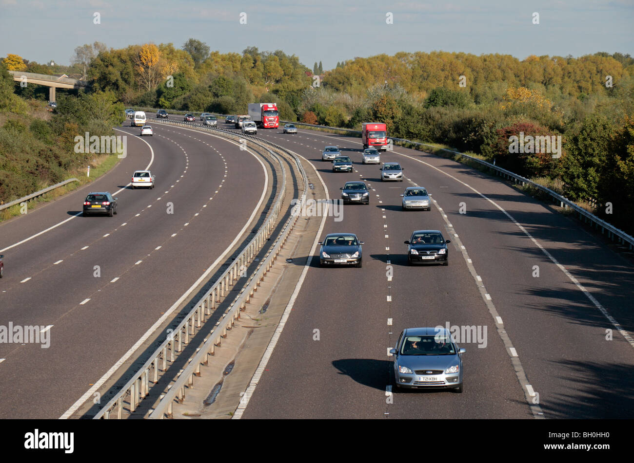 Fahrzeuge auf der Autobahn M3 zwischen Kreuzung 2 und 3, (B383 Burrowhill, Surrey). Stockfoto